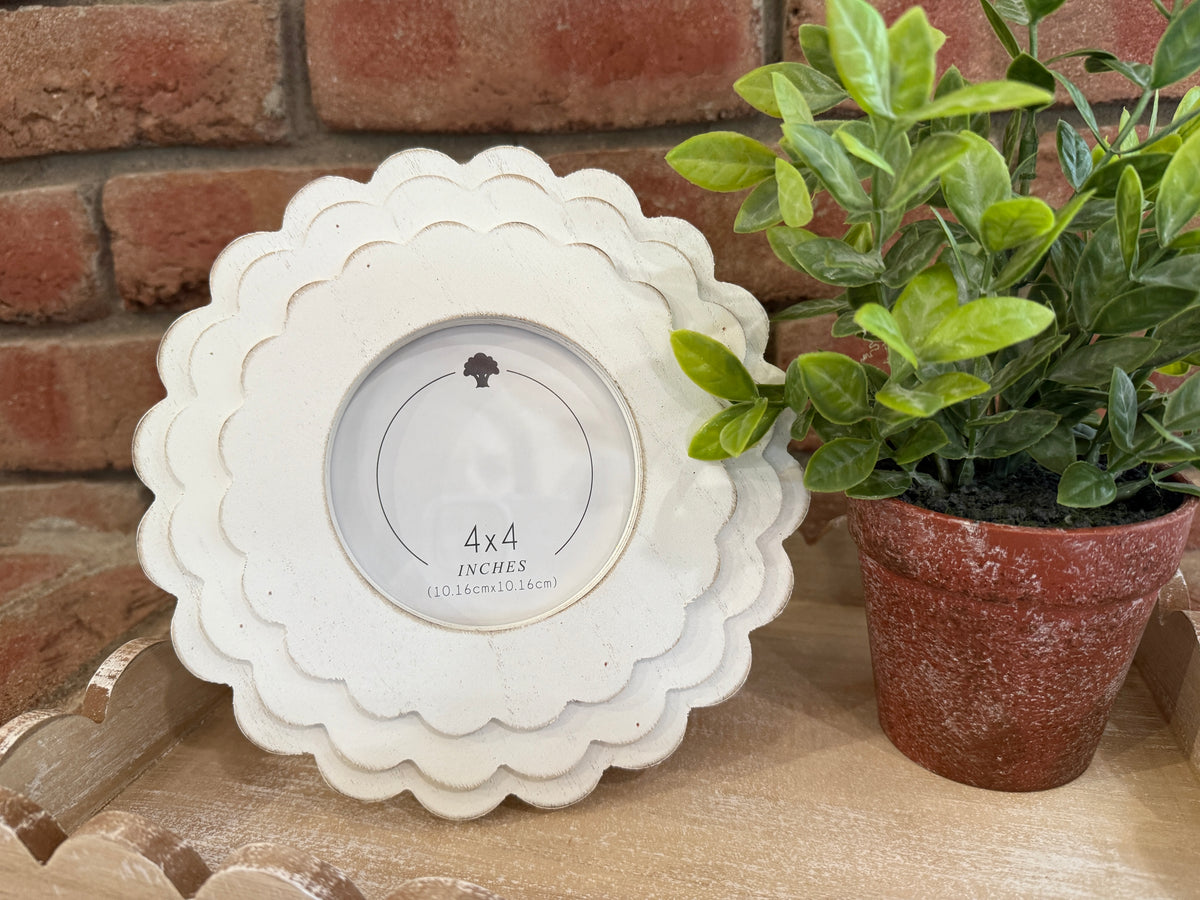 Round Scallop Photo Frame - White