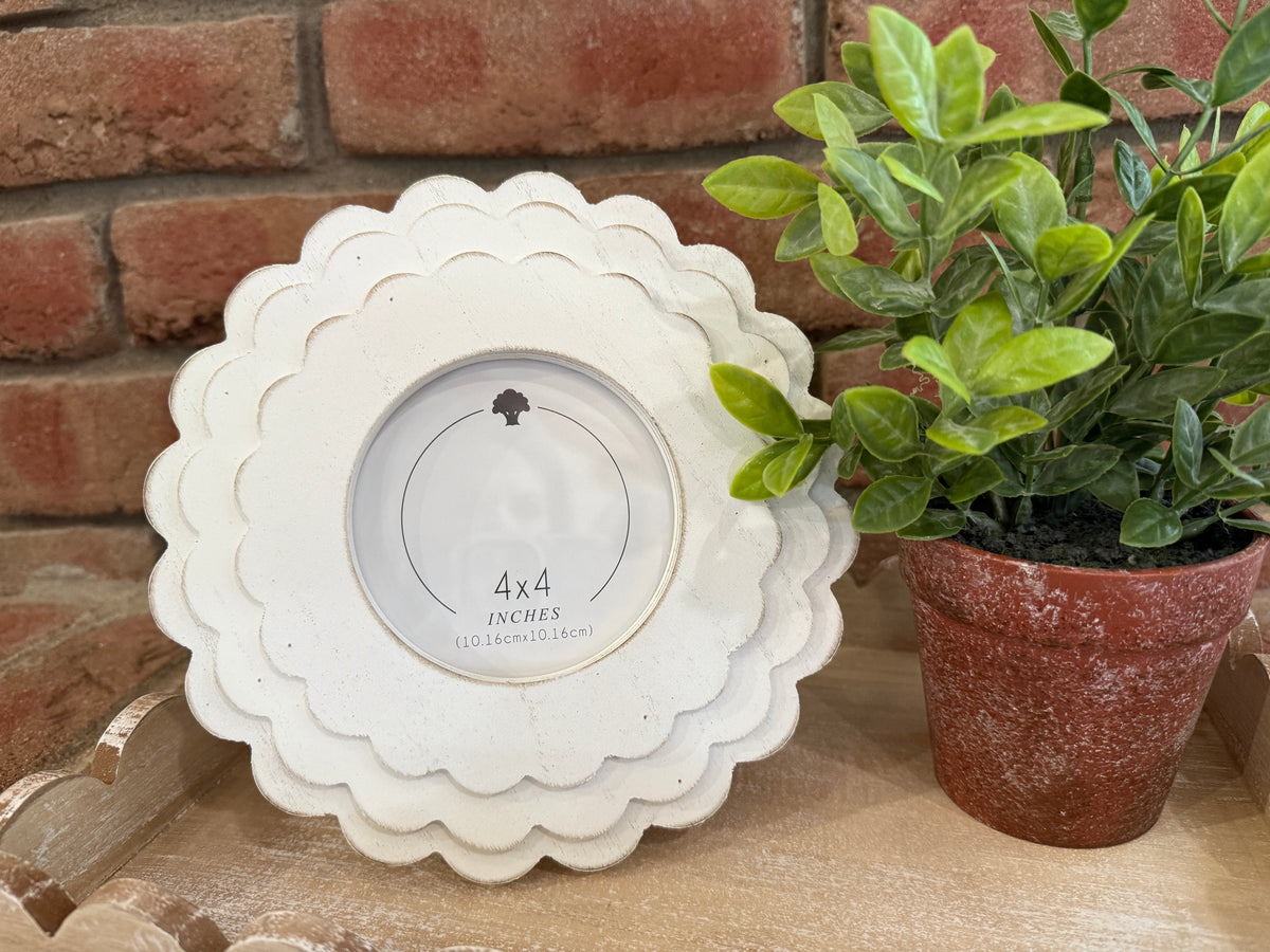 Round Scallop Photo Frame - White